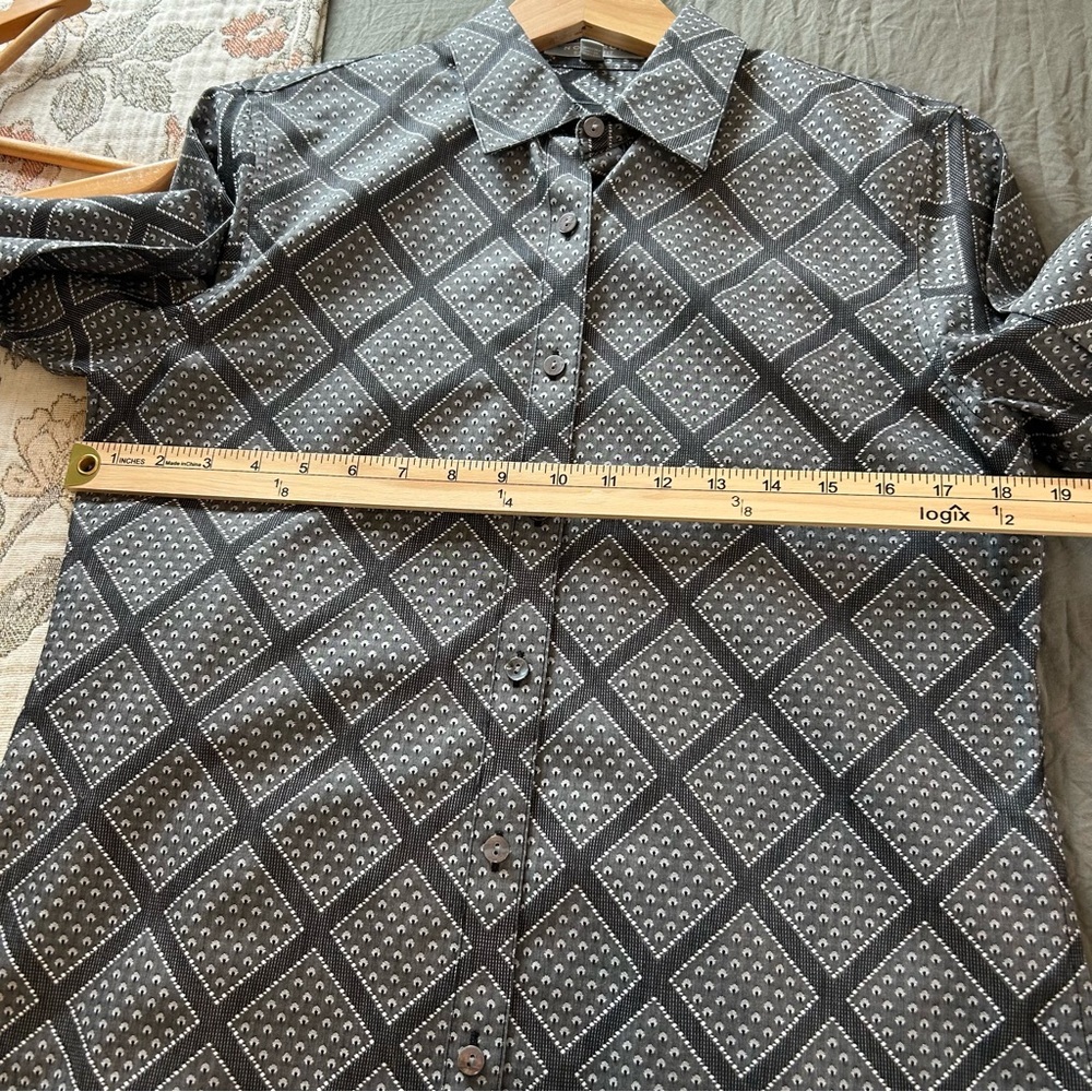 Foxcroft Non-Iron Shaped Fit Button Down Shirt. Size 6. - Picture 7 of 8